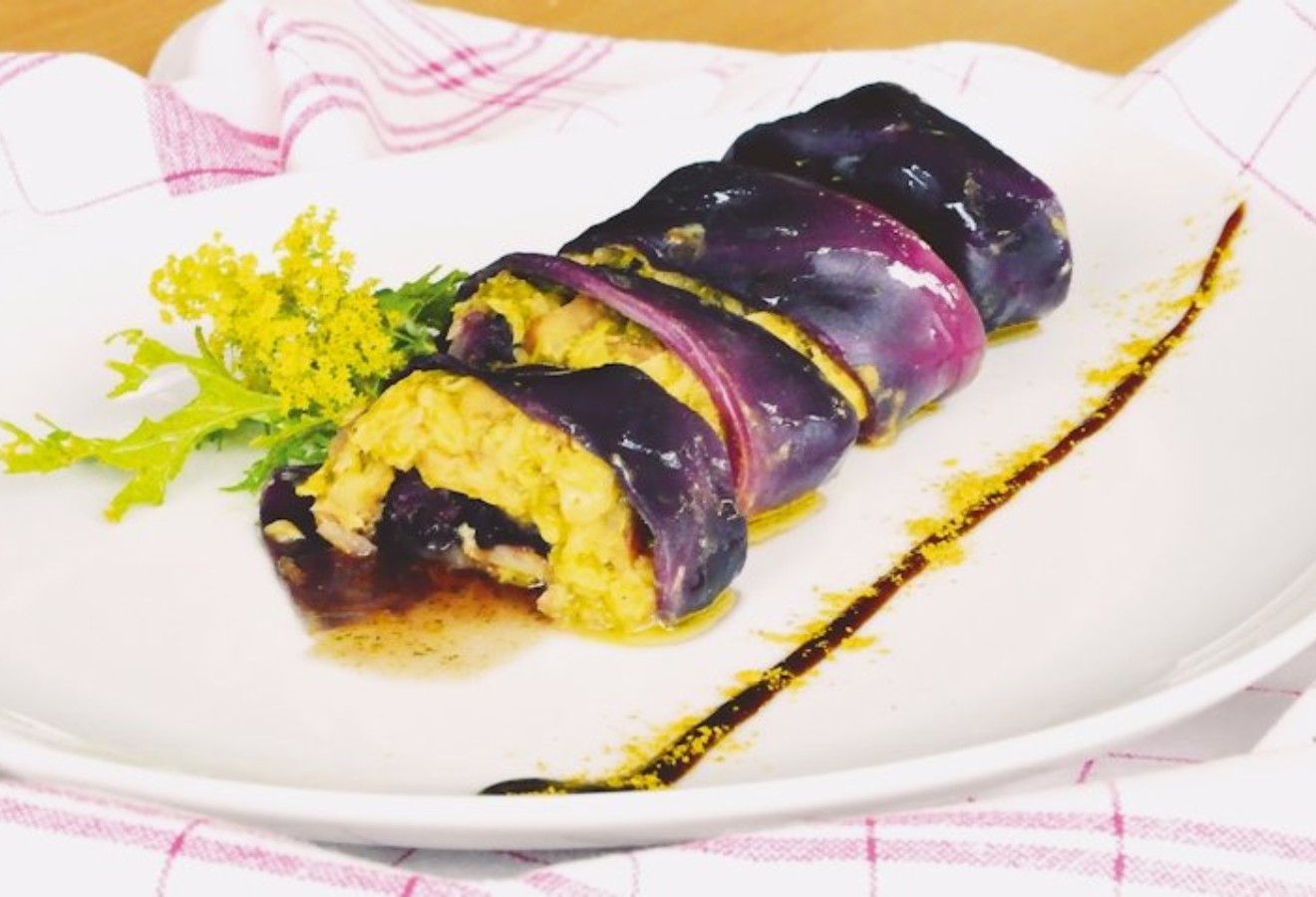 Kohl-Kohlroulade auf einem weißen Teller