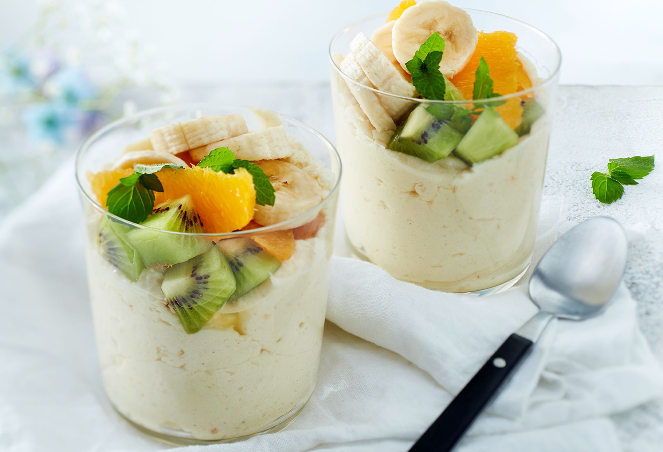 Kurkuma-Orange-Dessertmousse mit Obstsalat