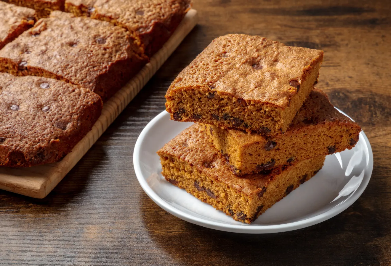 Lebkuchen-Blondies auf einem weißen Teller