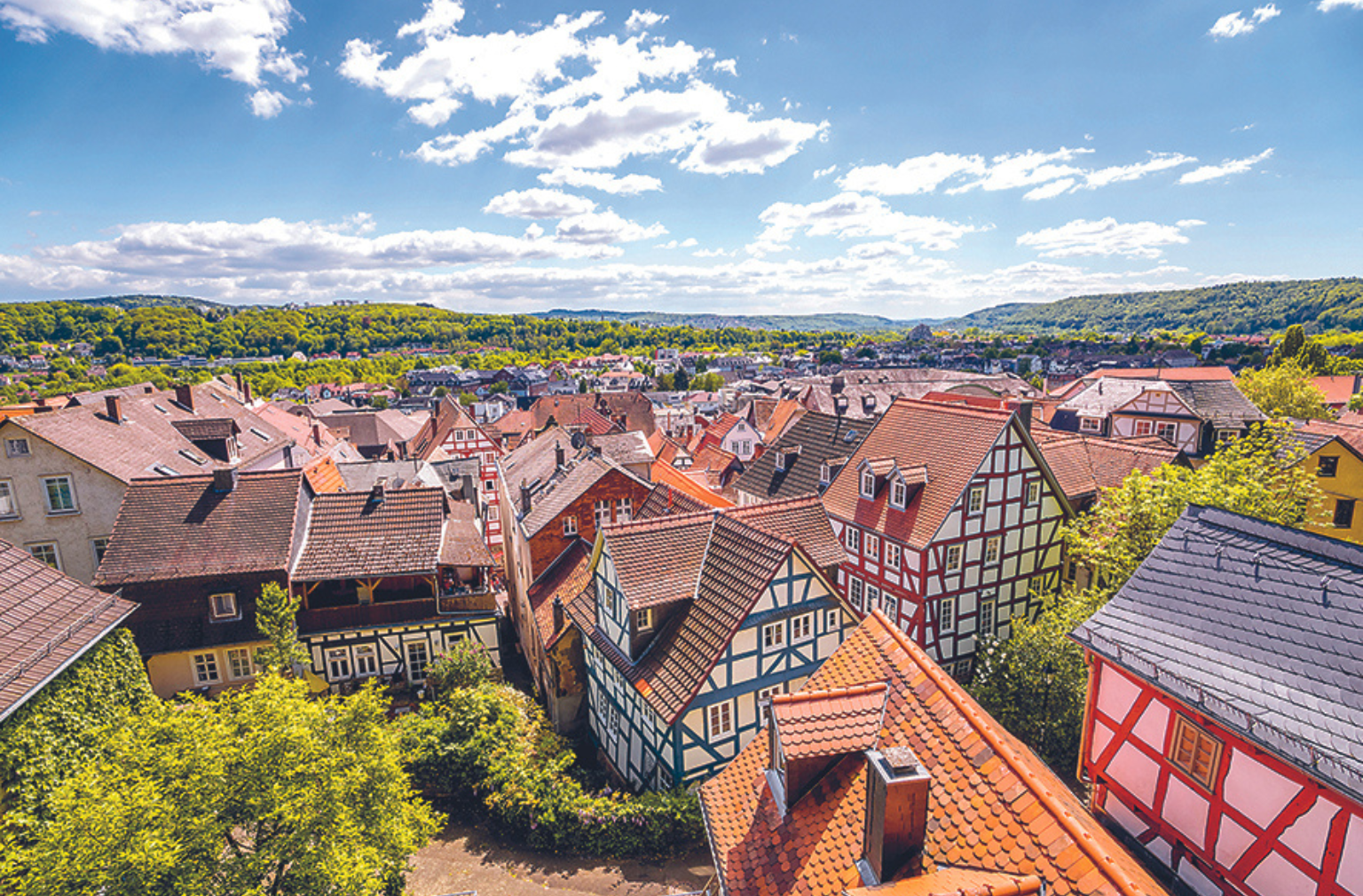 Blick über die Altstadt von Lohra Seelbach mit Fachwerkhäusern und grüner Hügellandschaft im Hintergrund