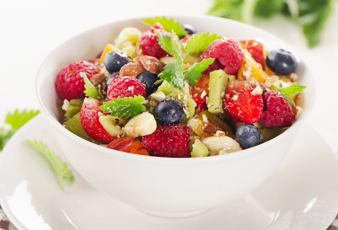 Indischer Obstsalat in einer weißen Schüsselnfach, schnell