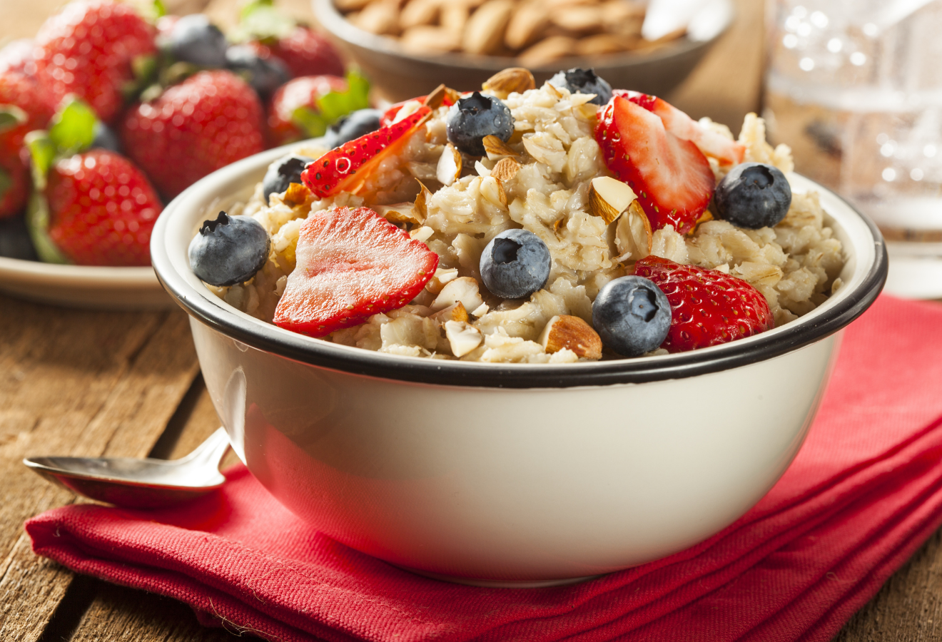 Beerig-nussiges Porridge, vegan, als Frühstück in einer Schüssel