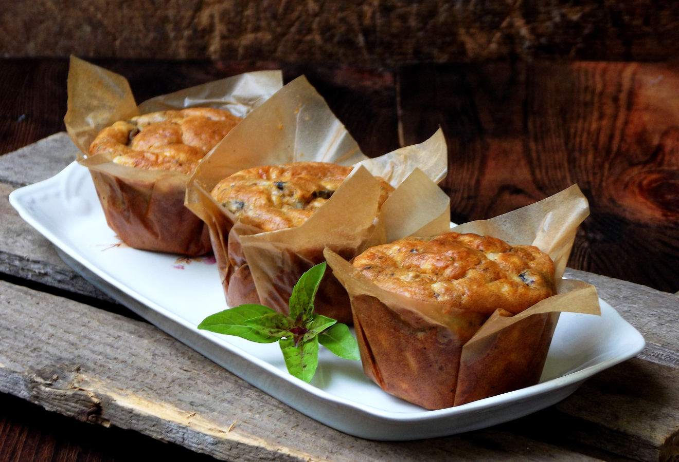 Champignon-Käse-Muffins auf einem Teller