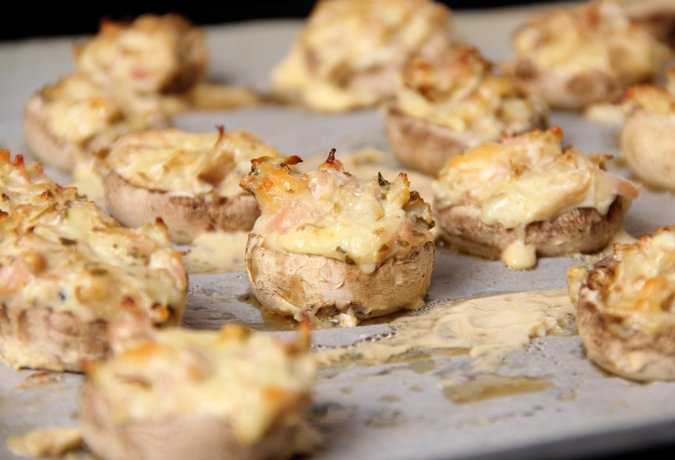 Gefüllte Champignons auf einem Backblech