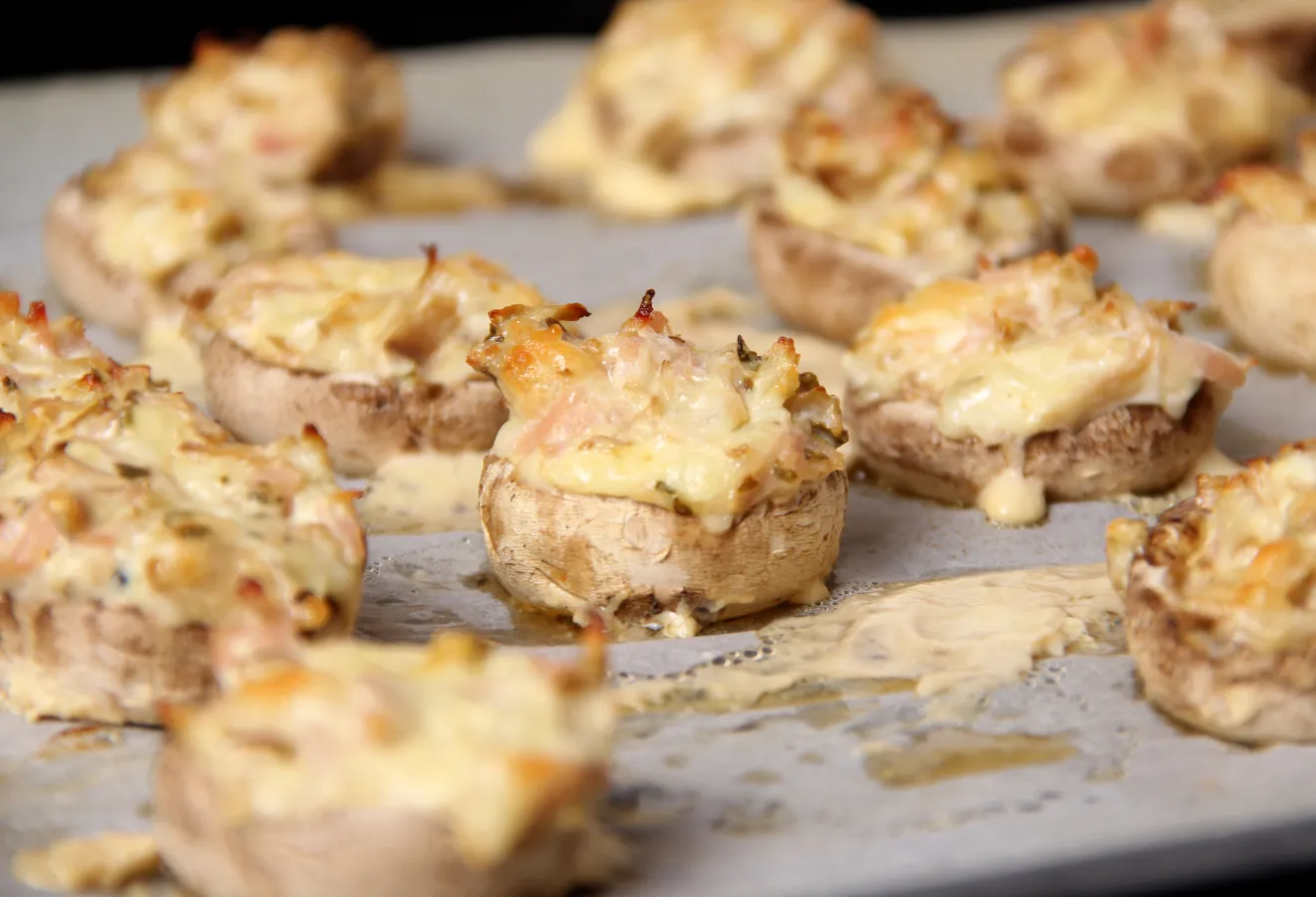Gefüllte Champignons auf einem Backblech