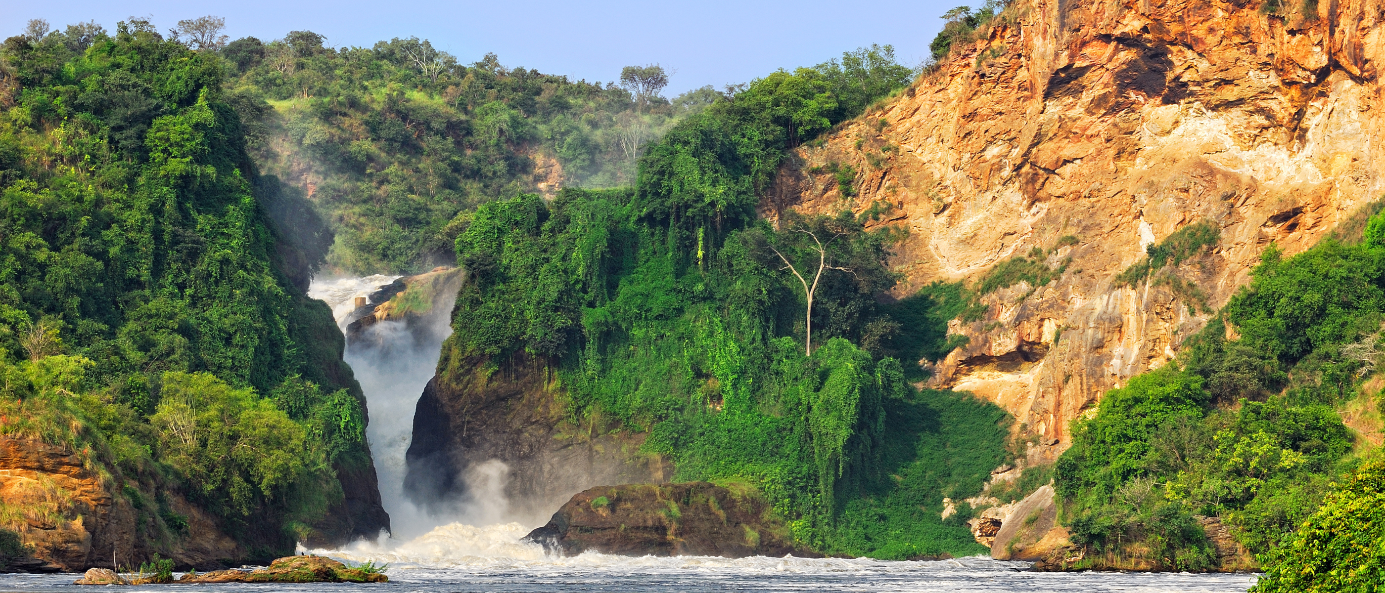 Wasserfall zwischen Bergen in Uganda
