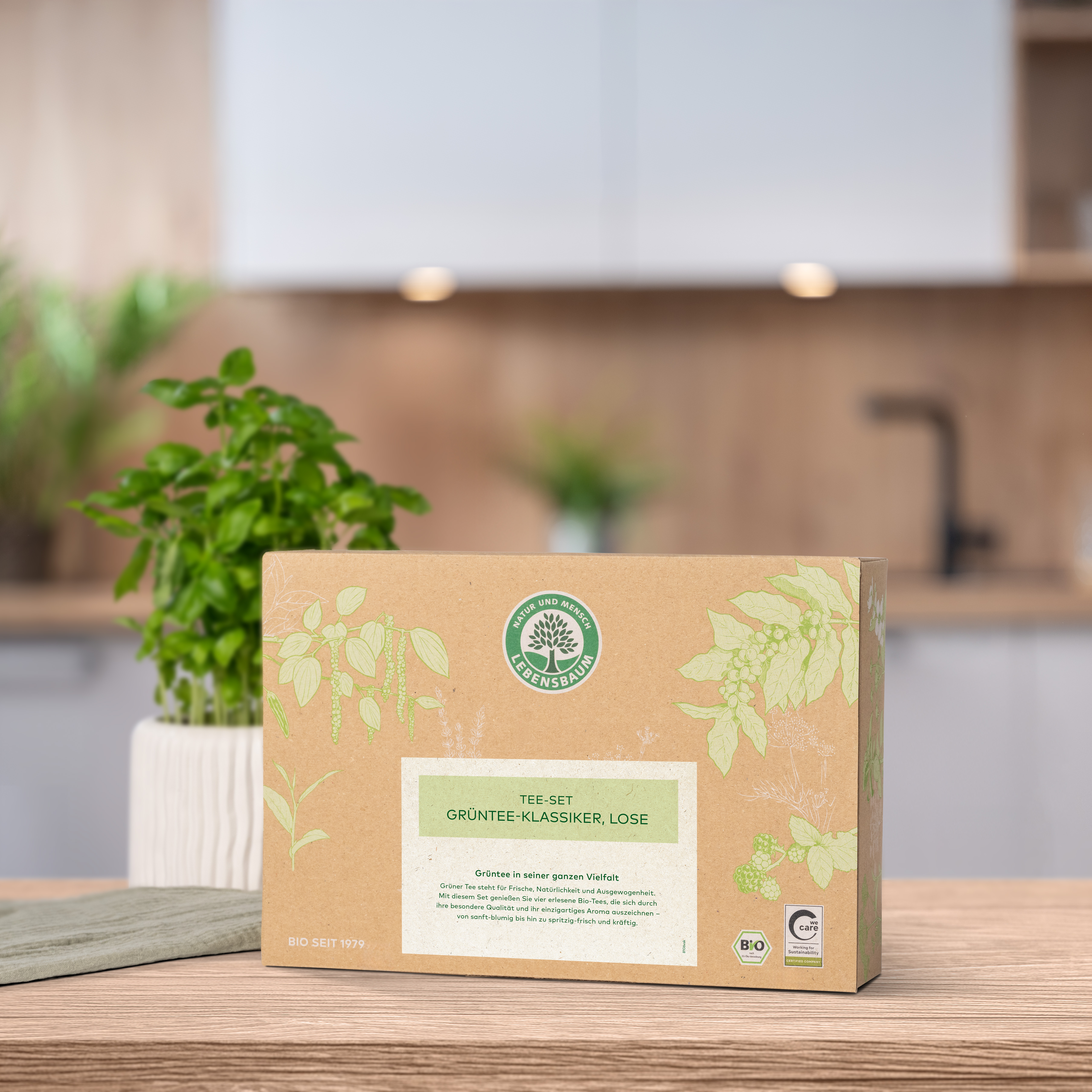 Verschlossenes Geschenk-Set steht auf einem Holztisch in der Küche