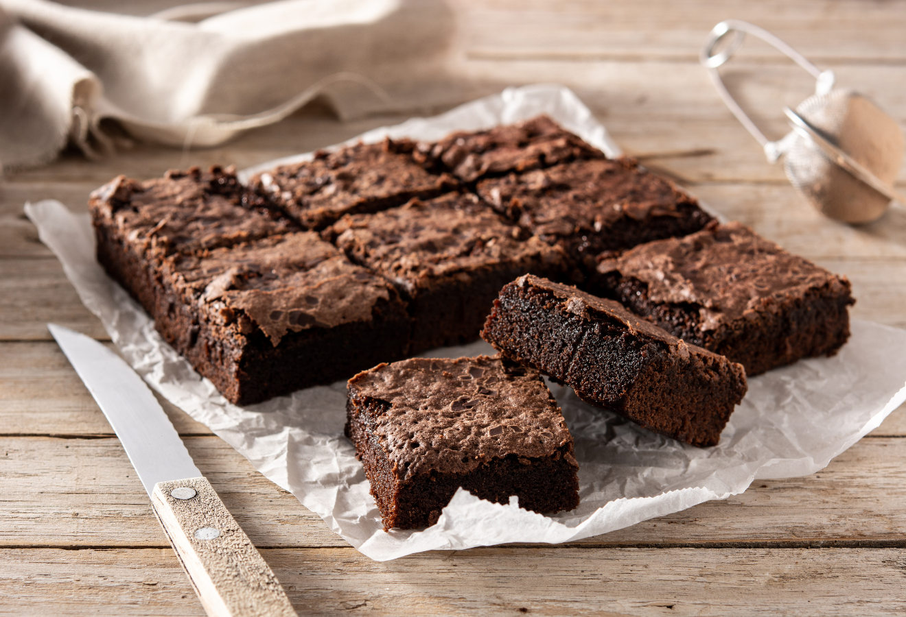 Brownies, auf Backpapier angerichtet