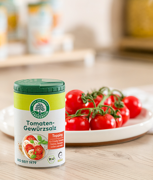 Kategoriebild für LEBENSBAUM Toppings, Tomaten-Gewürzsalz neben frischen Tomaten
