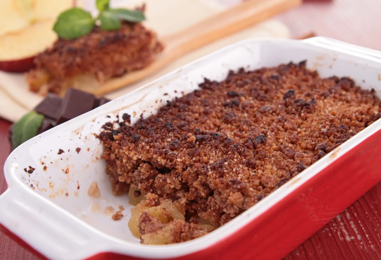 Birnen-Crumble mit Sesamkruste in einer Auflaufform angerichtet