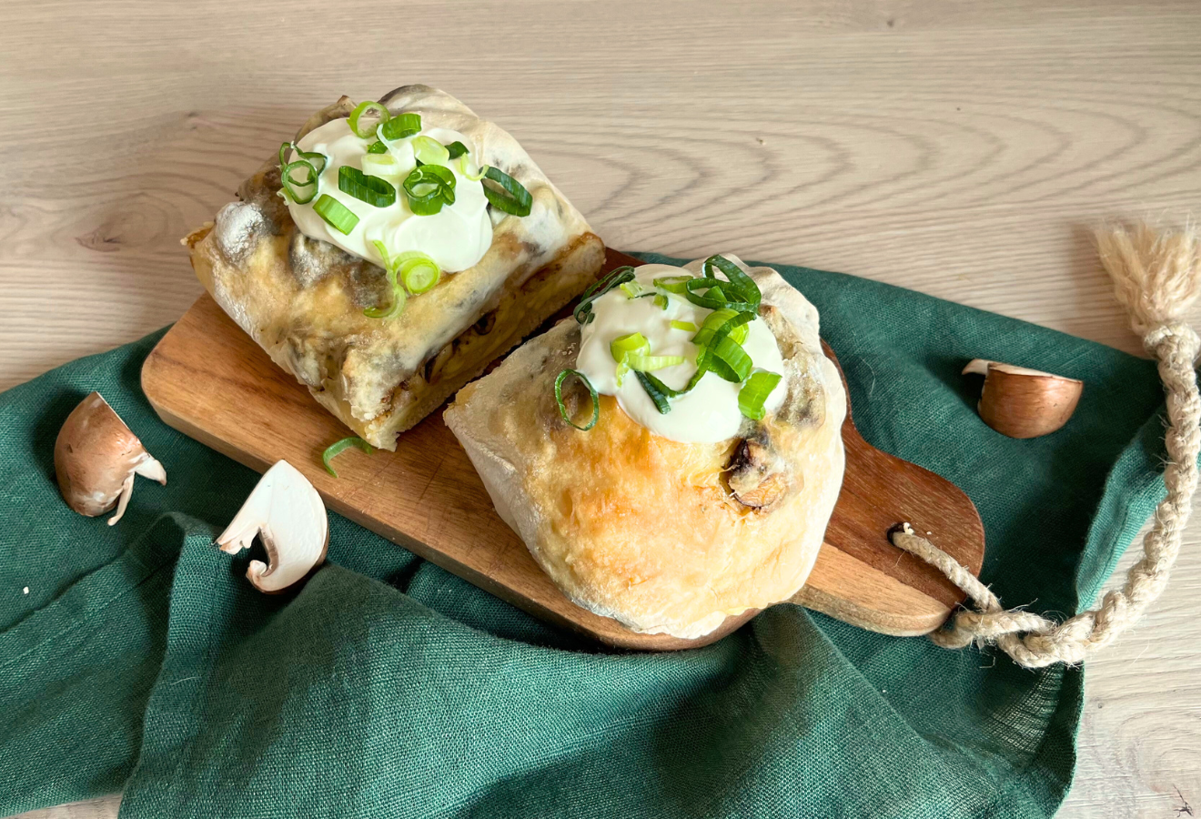 Handbrot auf einem Holzbrett