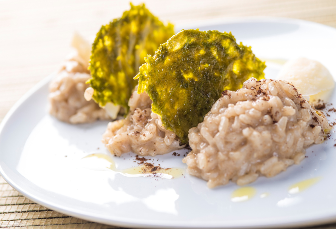Vanille-Risotto mit Matcha-Parmesan-Talern auf einem weißen Teller