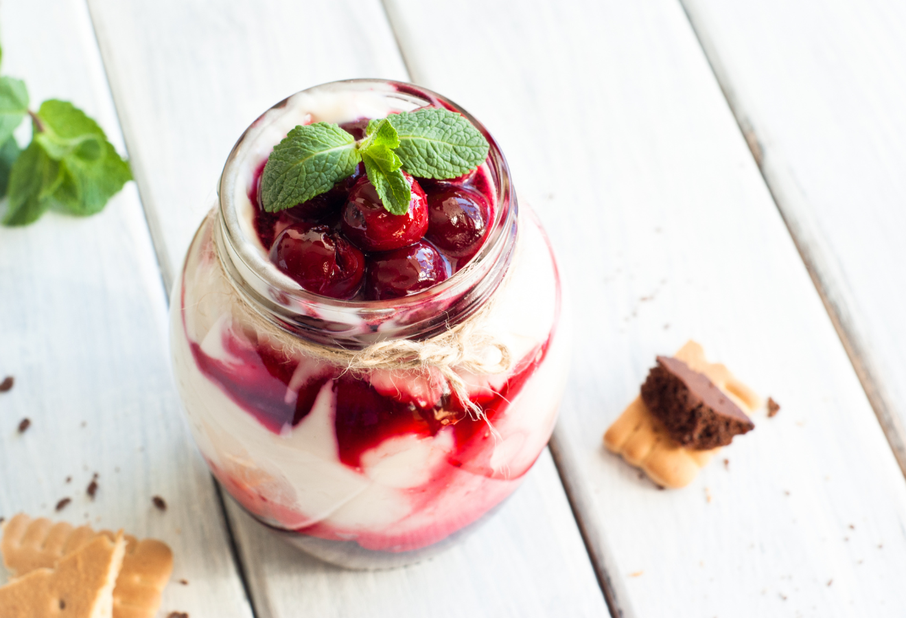 Mini New York Cheese Cakes im Glas mit Minzblättern garniert