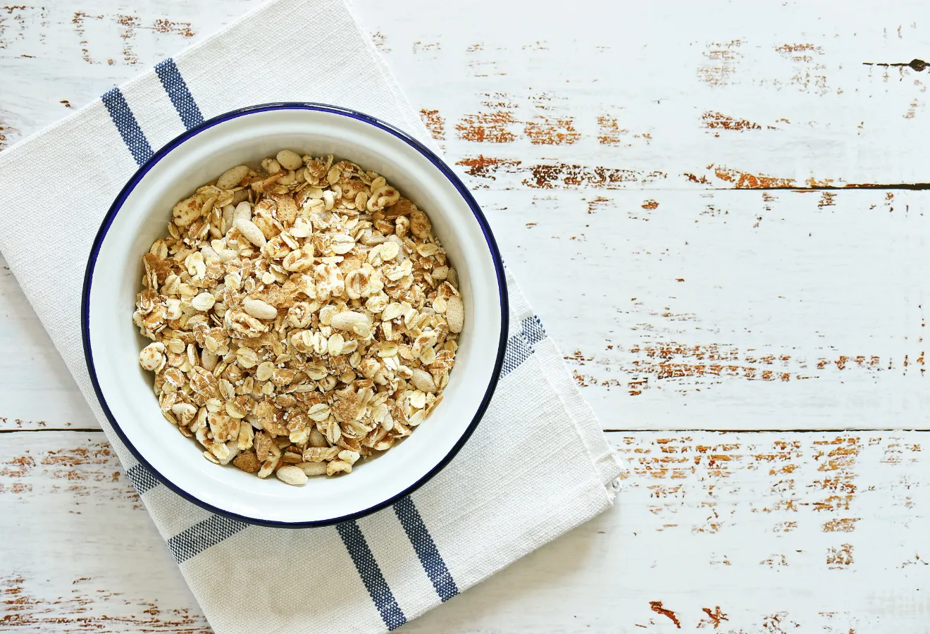Granola in einer weißen Schüssel