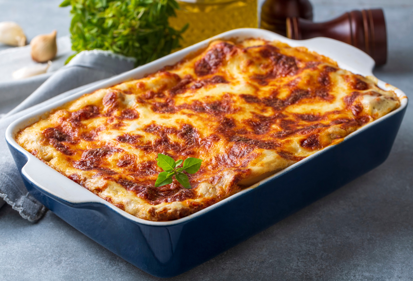 Lasagne in einer weißen Auflaufform