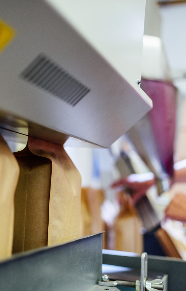 Fließband mit Kaffee-Tüten darauf aus unserer Produktion in Gronau