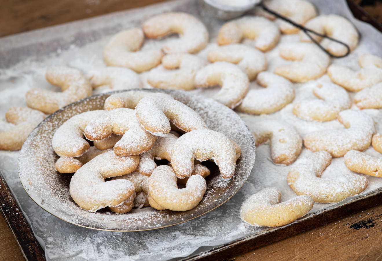 Vanillekipferl auf einem Backblech