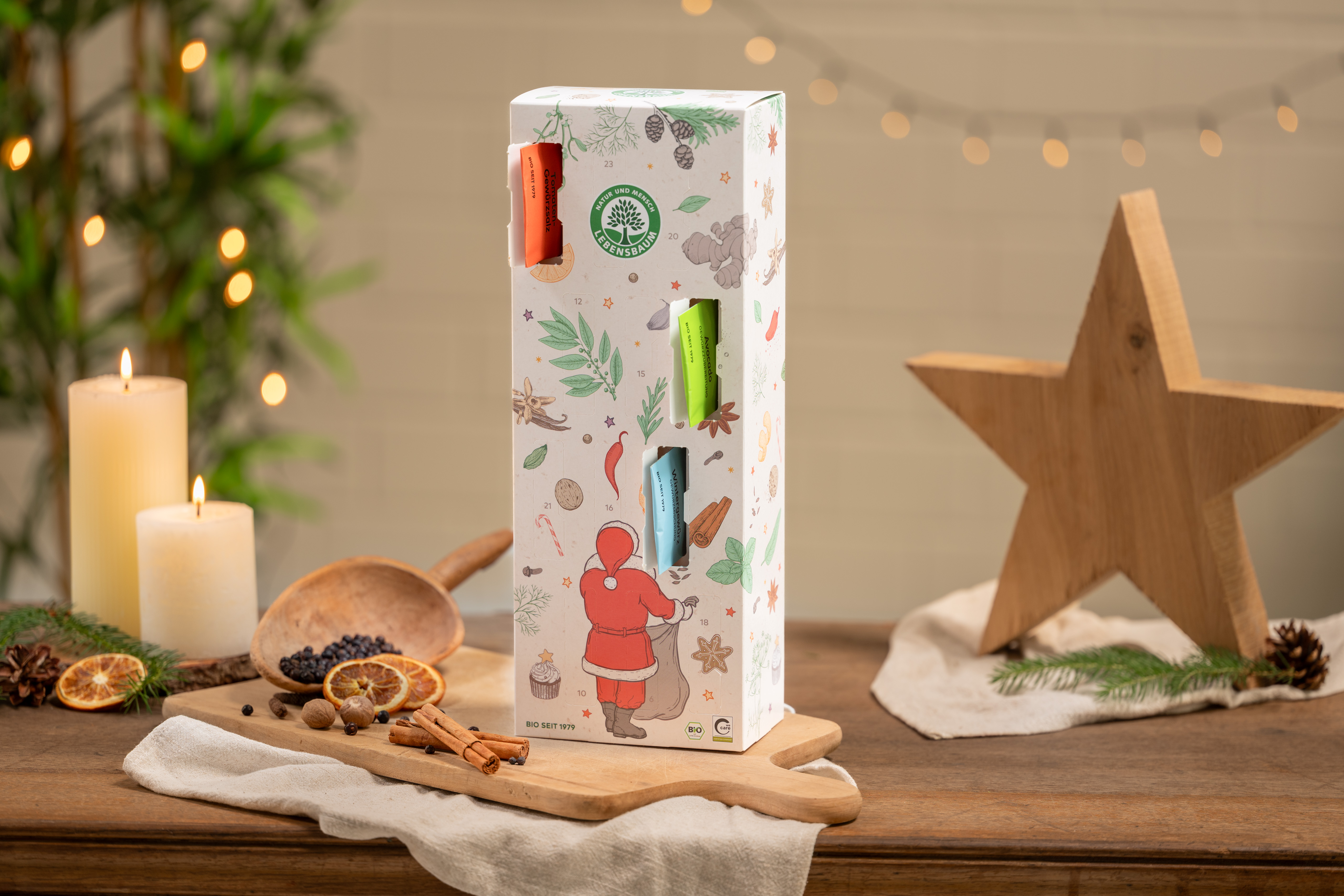 Adventskalender mit geöffneten Türchen steht auf einem Tisch