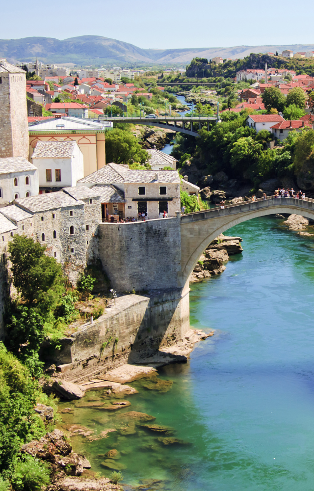 Fluss der durch eine Stadt fließt mit einer Brücke in Bosnien Herzegowina