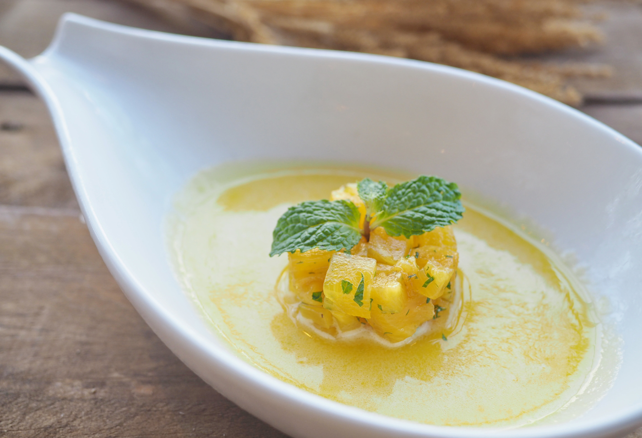 Ananas-Rosmarin-Soße mit Minzblättern angerichtet, frisch fruchtig