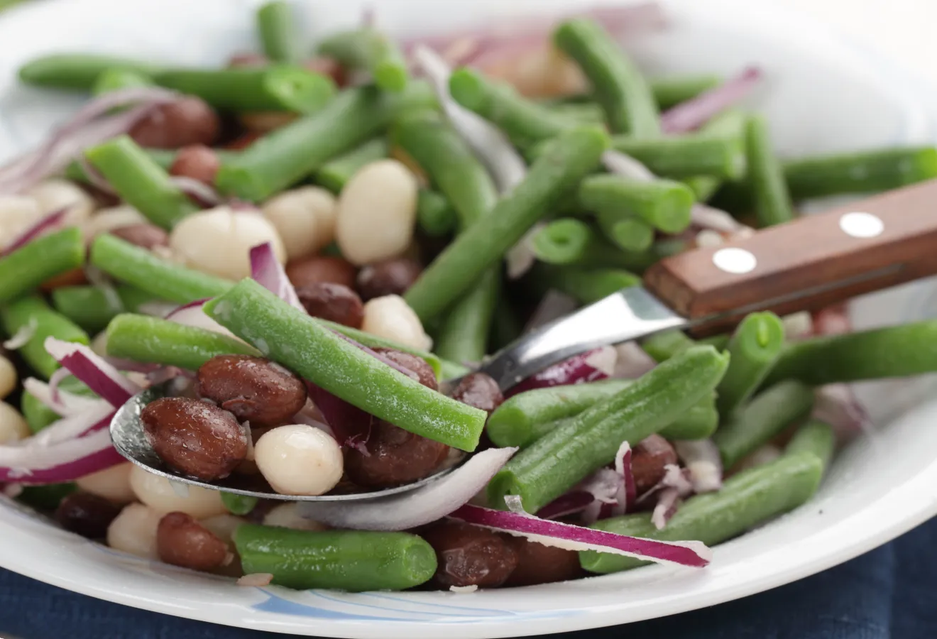 Bohnensalat Grün-Weiß, vegan auf einem Teller