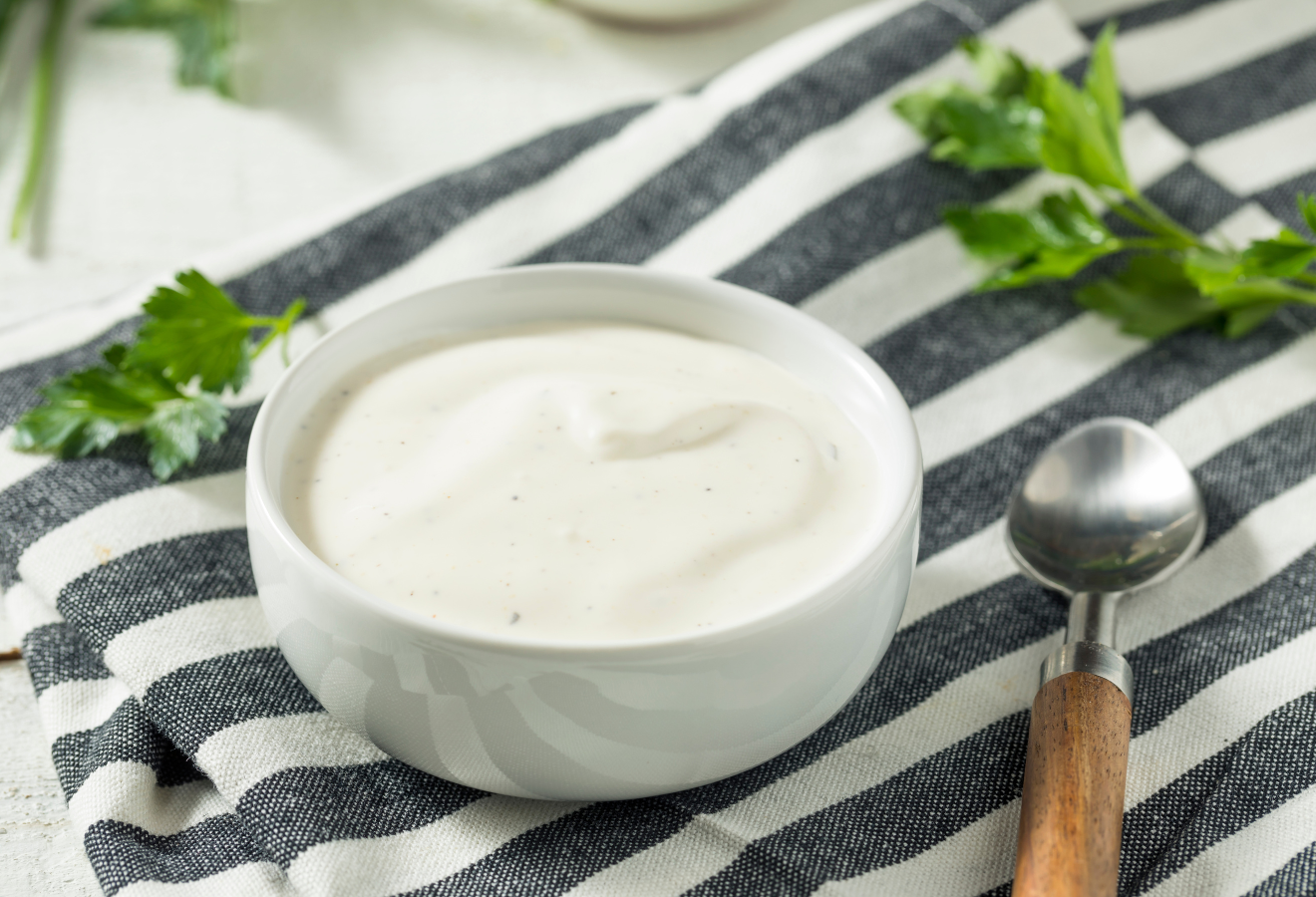 Aglio e Olio Dip in einer Schale angerichtet