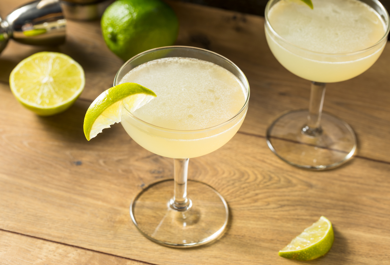 Gimlet in einem Martiniglas mit einer Limettenspalte garniert