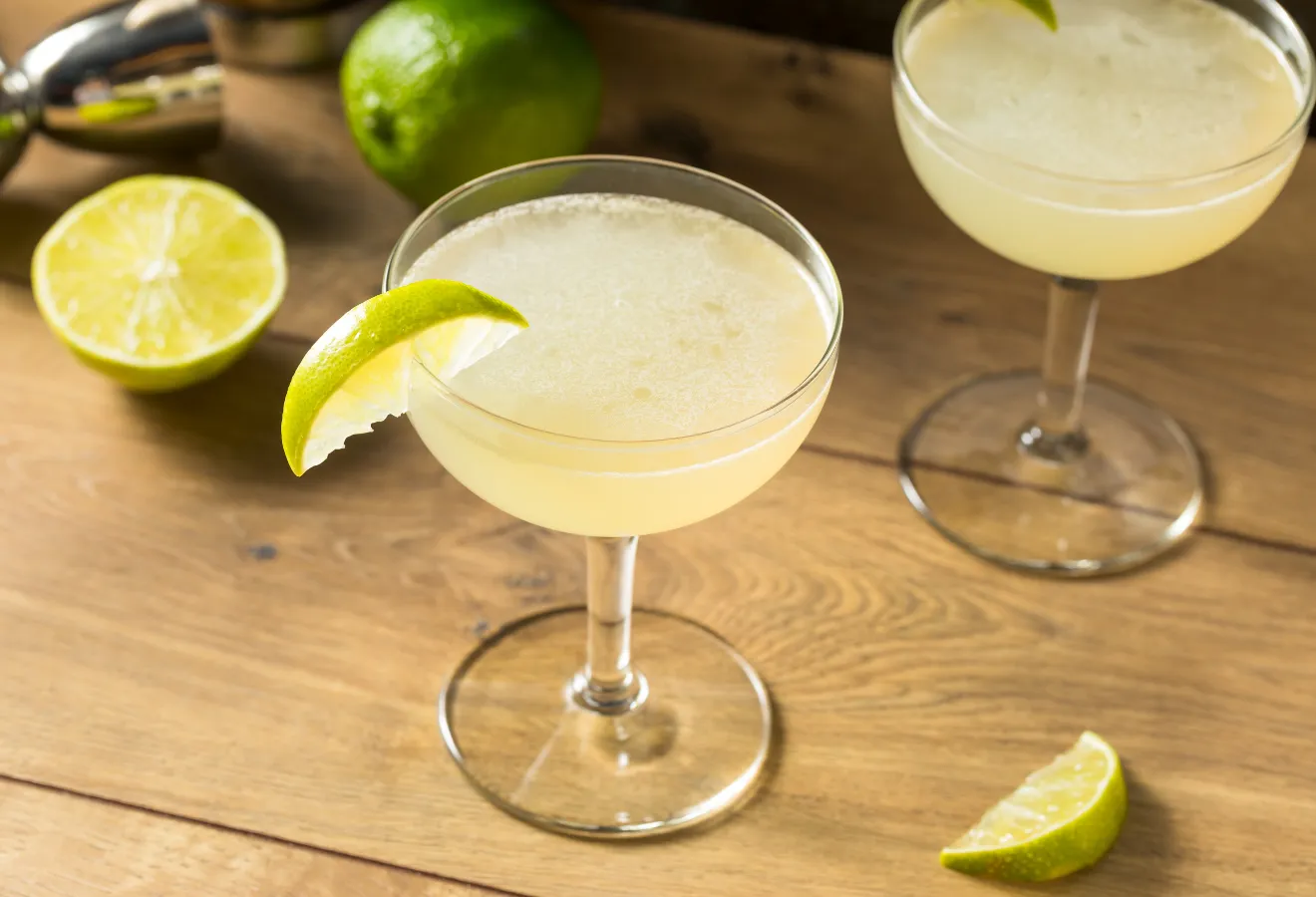 Gimlet in einem Martiniglas mit einer Limettenspalte garniert