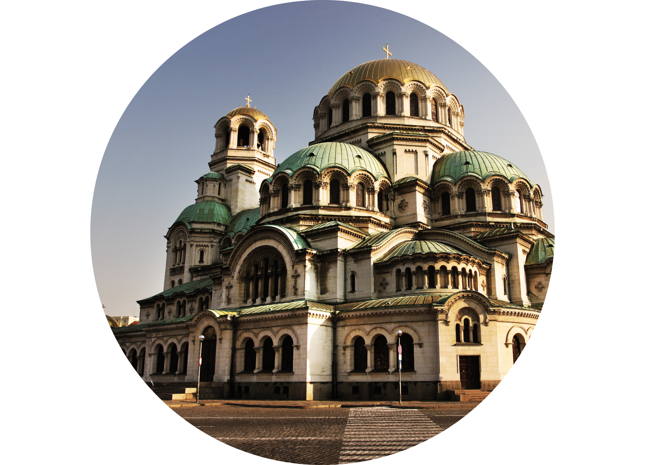 Große Kirche mit vielen Kuppeln und grünlicher Dachfarbe in Bulgarien