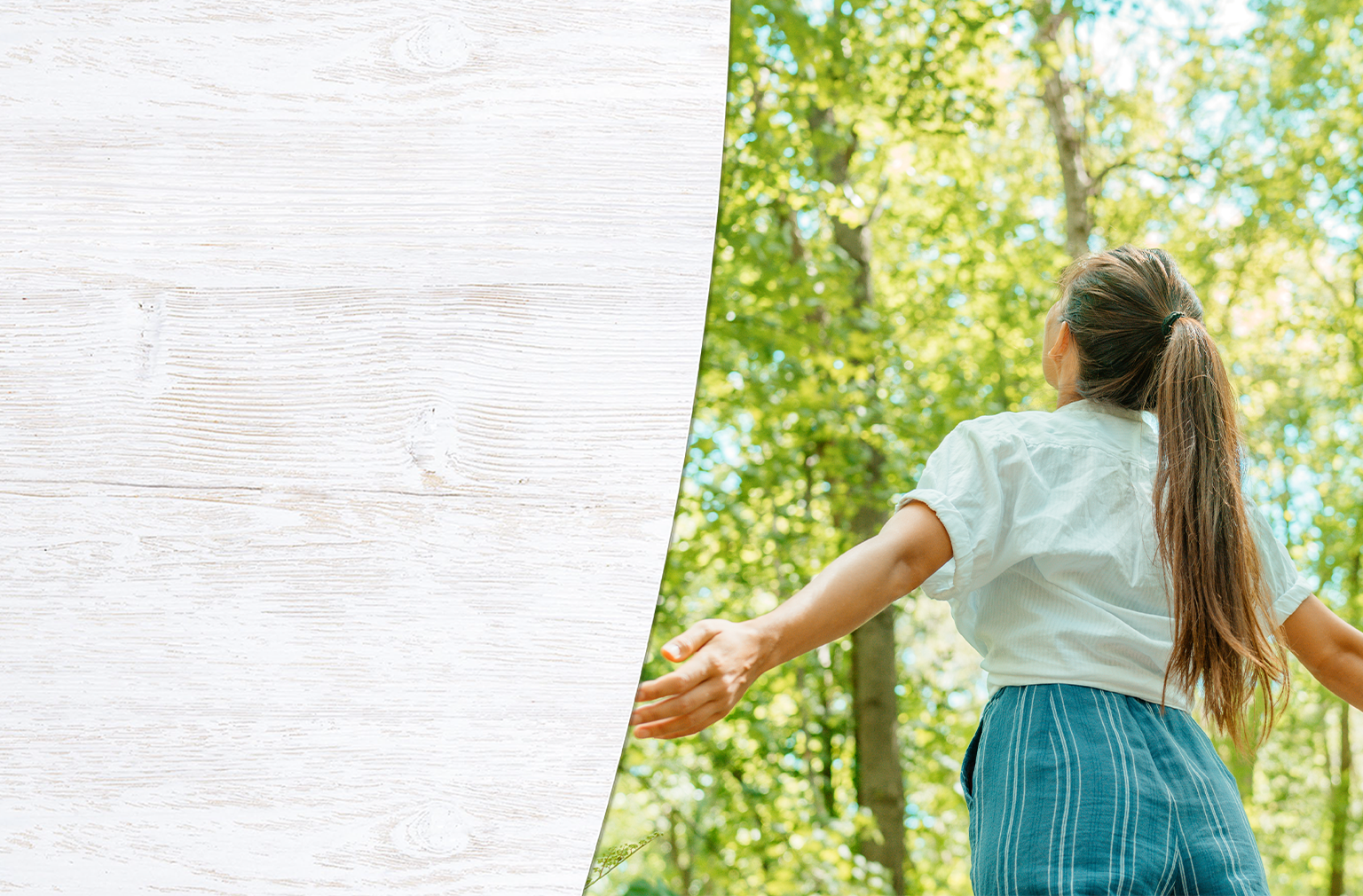 Frau mit ausgebreiteten Armen steht im sonnendurchfluteten Wald und schaut nach oben