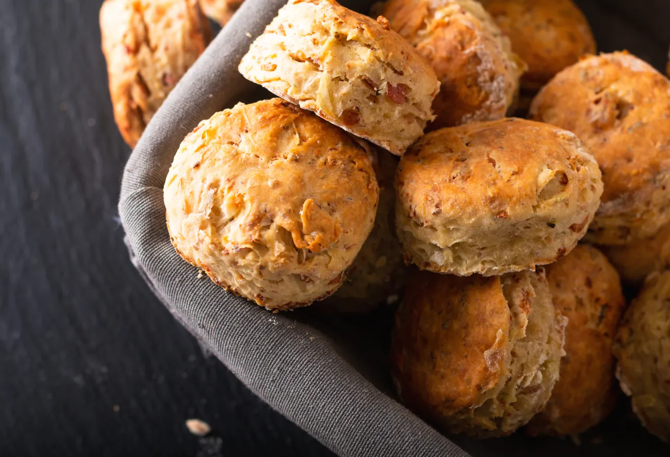 Scones in einer Stoffschale