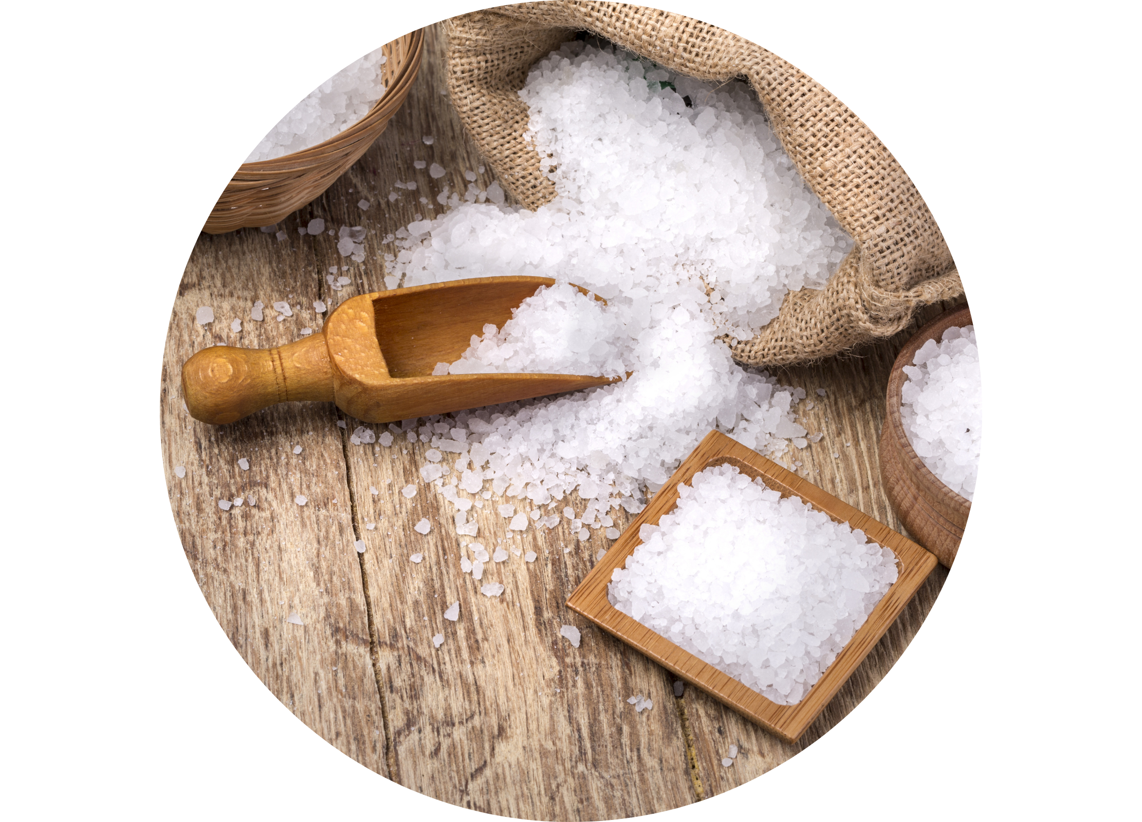 Grobes Salz auf einem Holztisch mit Holzschaufel, Jutesack und kleinen Holzschalen