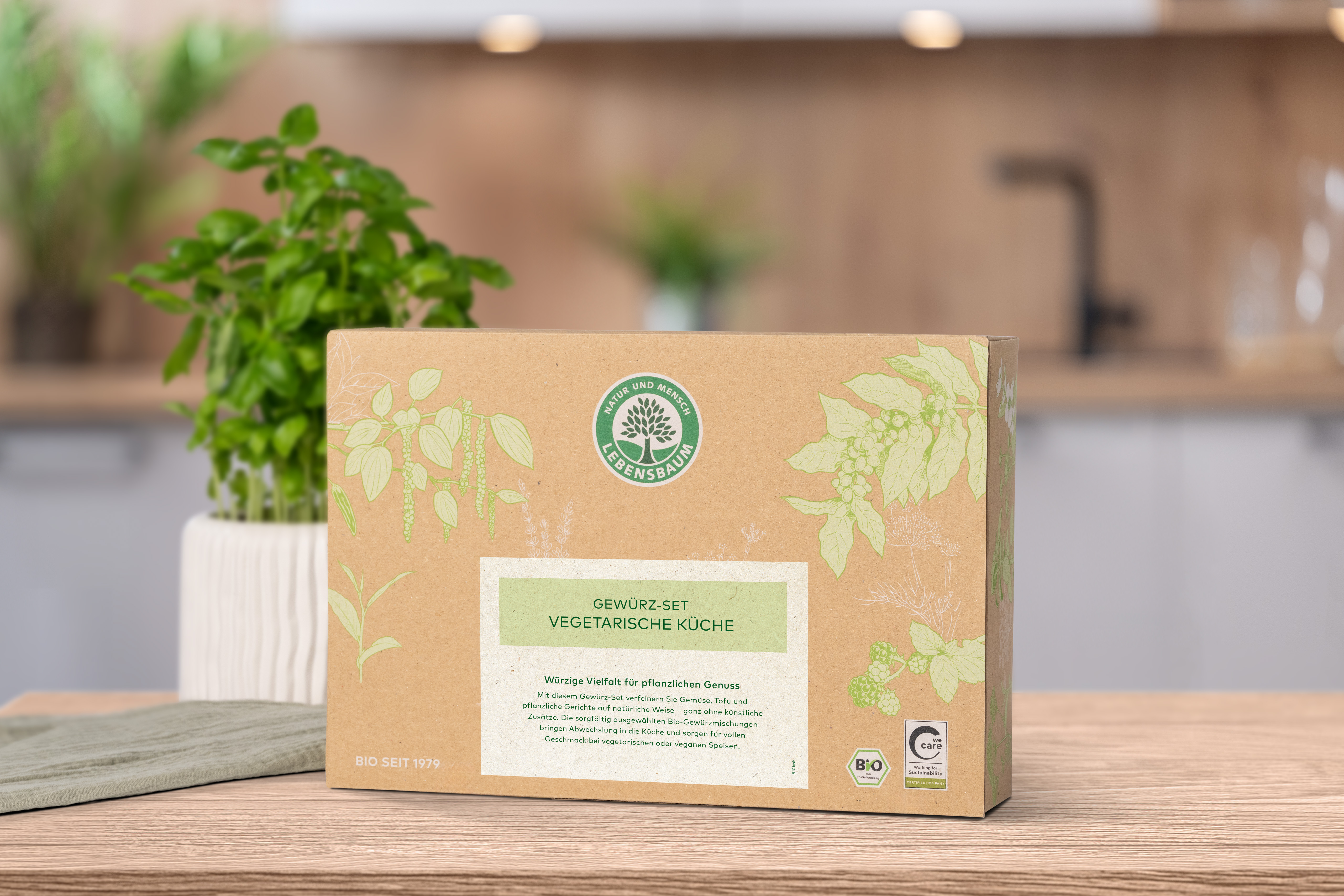 Verschlossenes Geschenk-Set steht auf einem Holztisch in der Küche