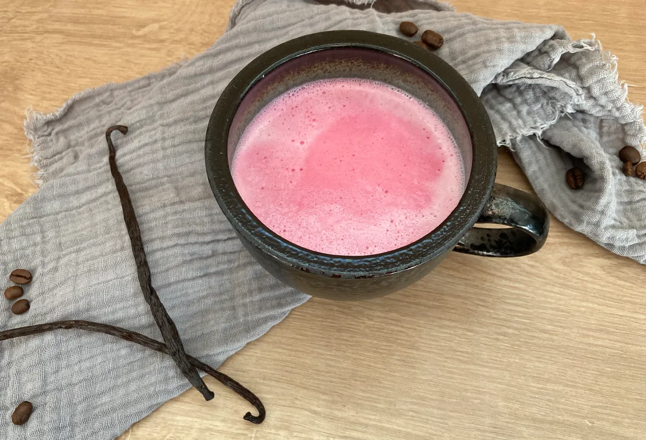 Kaffee Rote Beete in einer Tasse mit Vanillestangen im Hintergrund