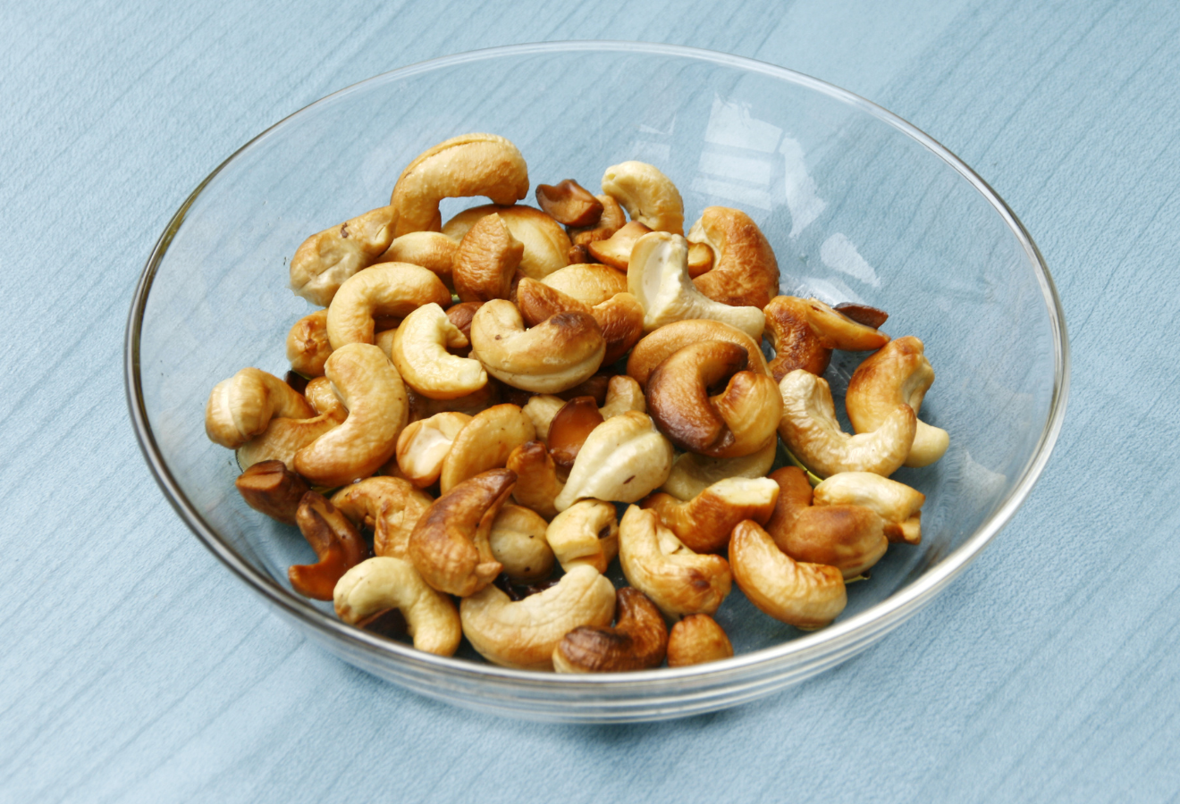 Geröstete Cashewkerne in einer Glasschale