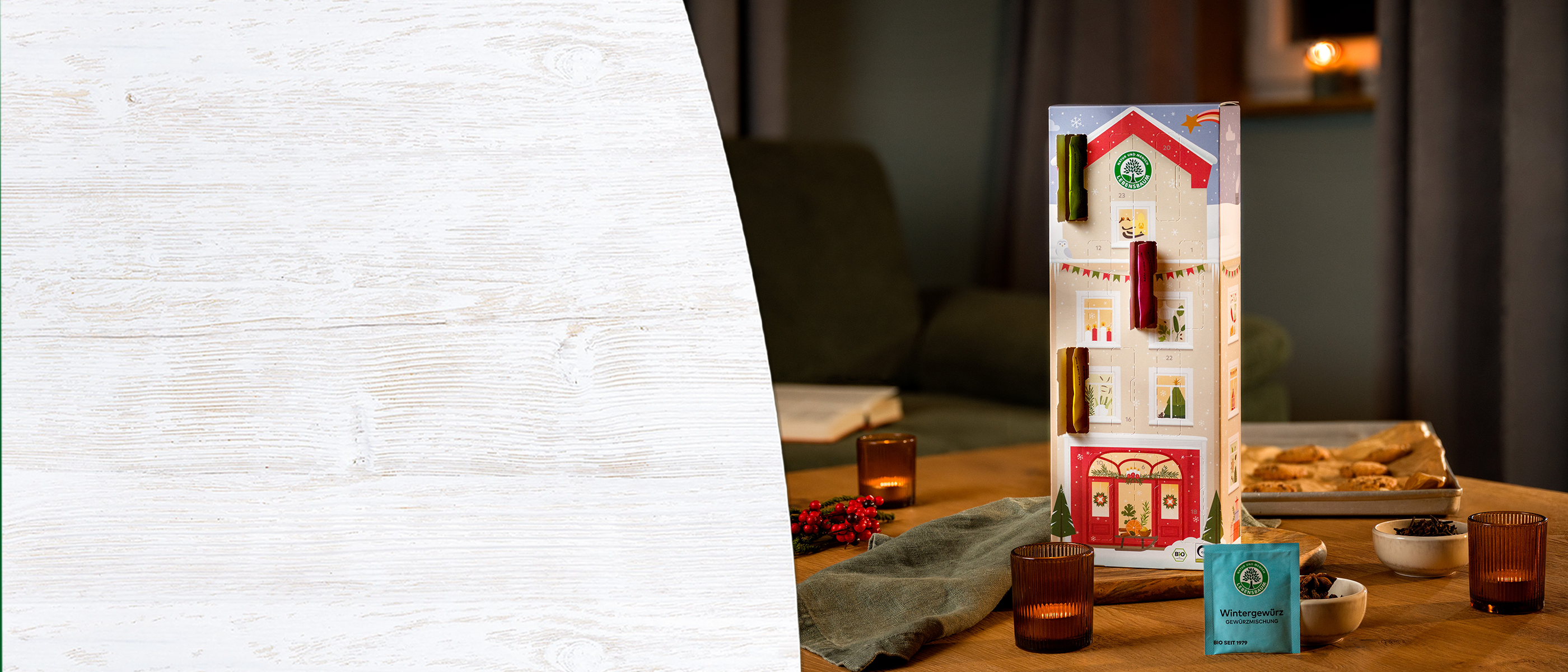 Lebensbaum Adventskalender mit verschiedenen Bio-Produkte in weihnachtlicher Atmosphäre