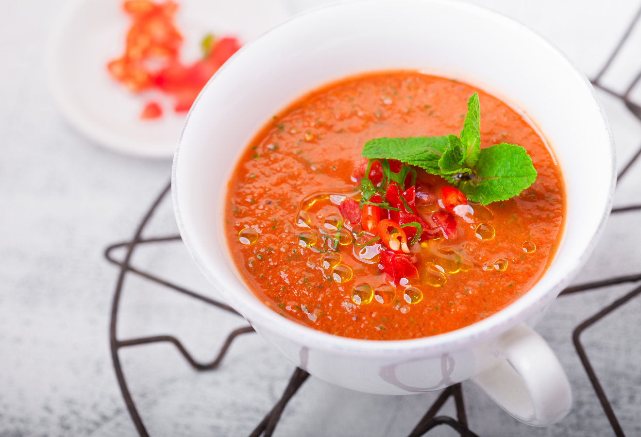 Tomaten-Mango-Suppe in einer weißen Tasse