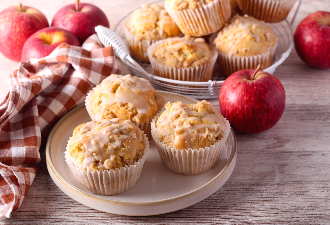 Apfel-Vanille-Muffins auf einem Teller