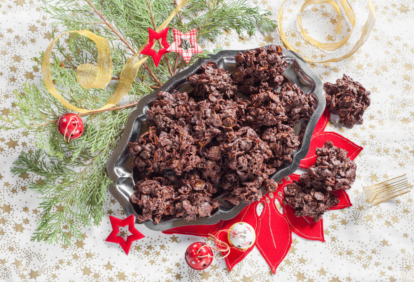 Ferdis Schoko-Knusper-Häufchen auf einem schwarzen Tablett, im Hintergrund weihnachtliche Deko