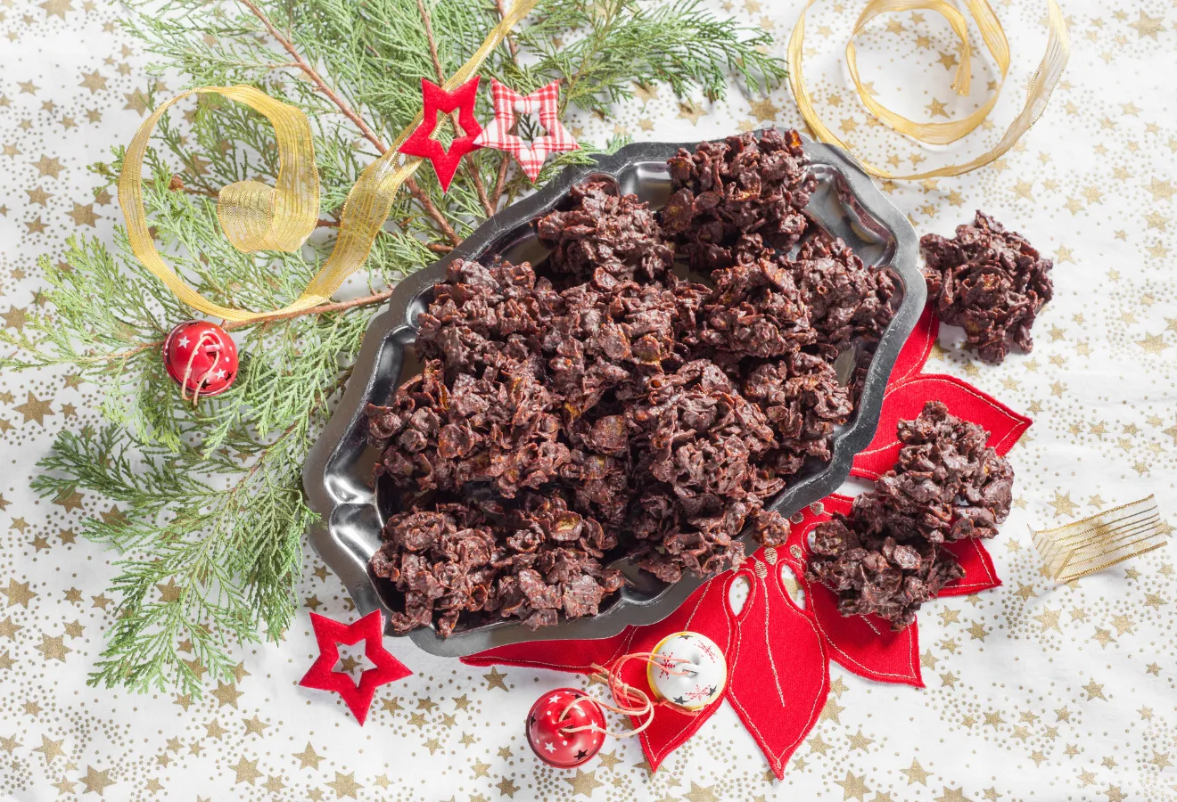 Ferdis Schoko-Knusper-Häufchen auf einem schwarzen Tablett, im Hintergrund weihnachtliche Deko