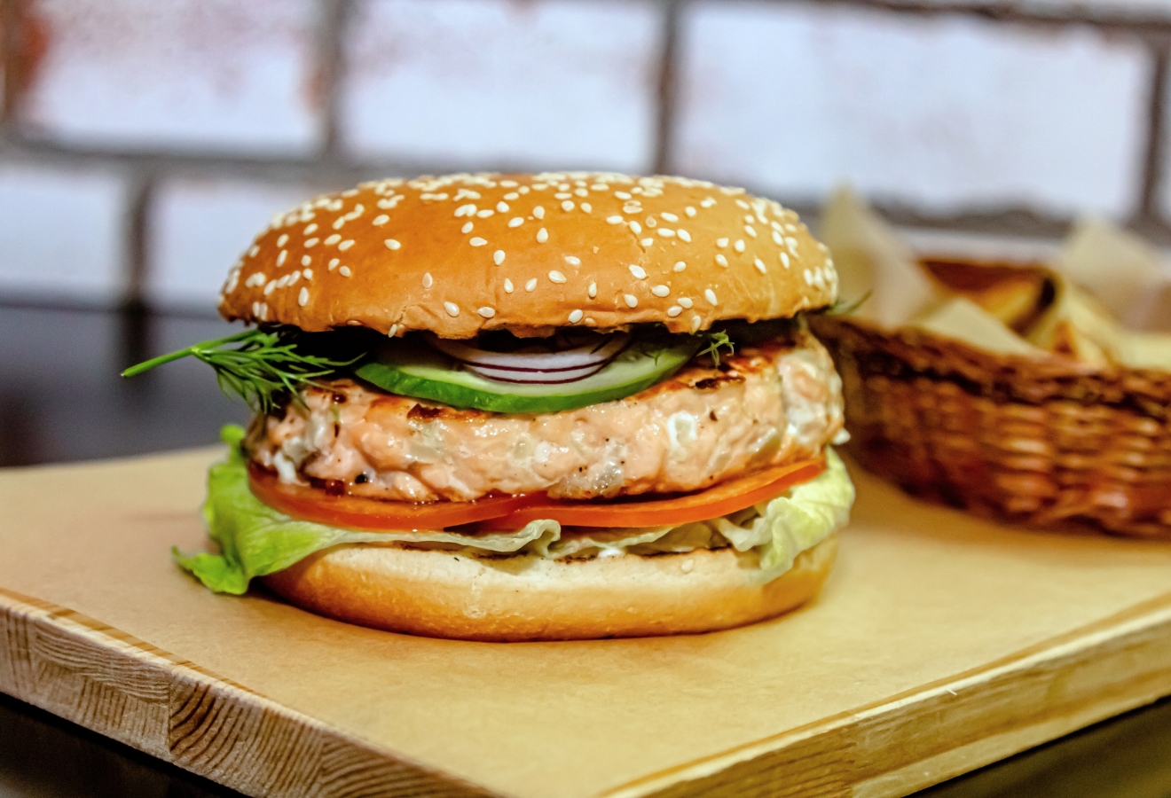 Lach-Burger auf einem Holzbrett