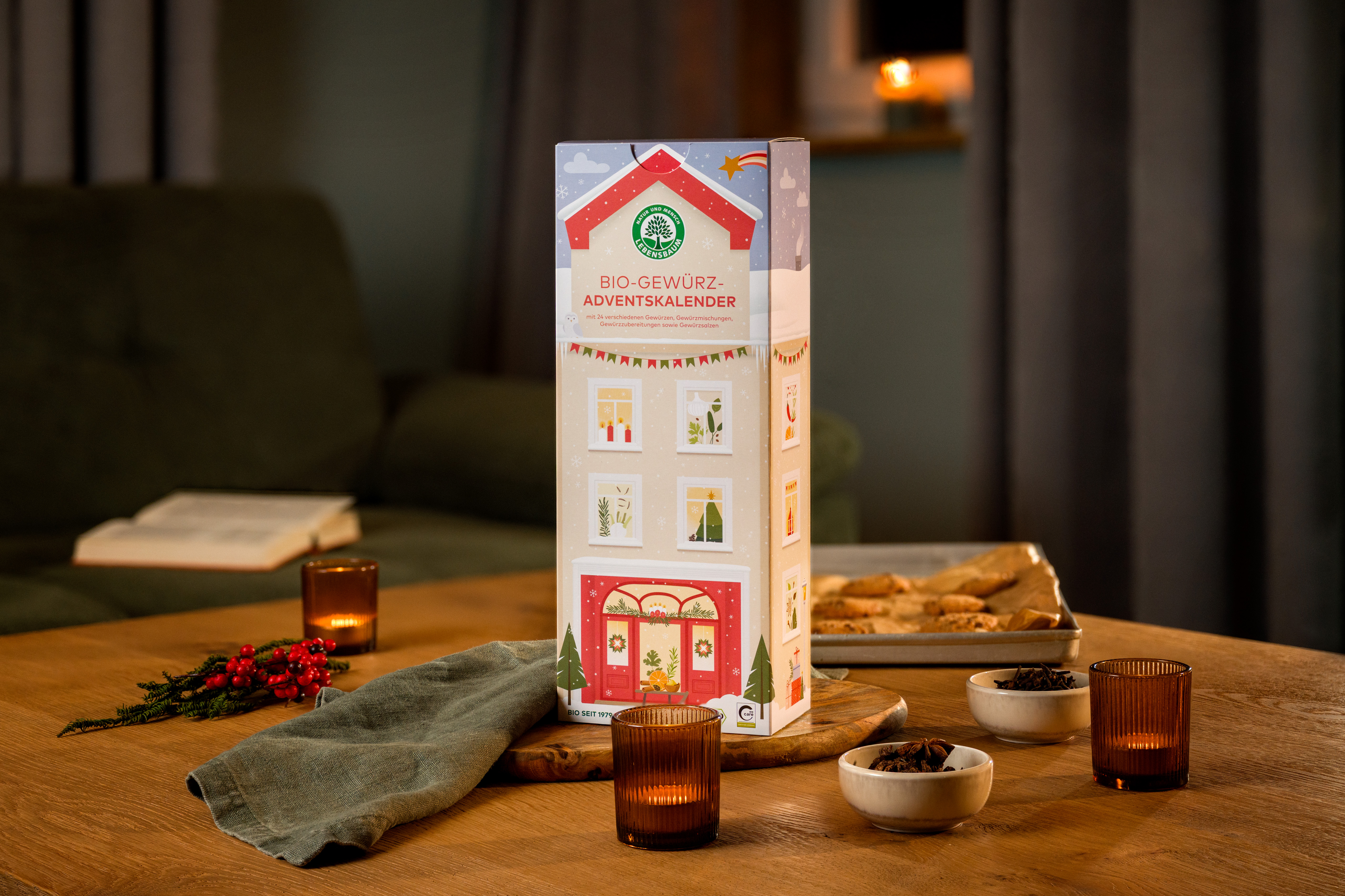 Gewürz-Adventskalender auf einem festlich gedeckten Tisch