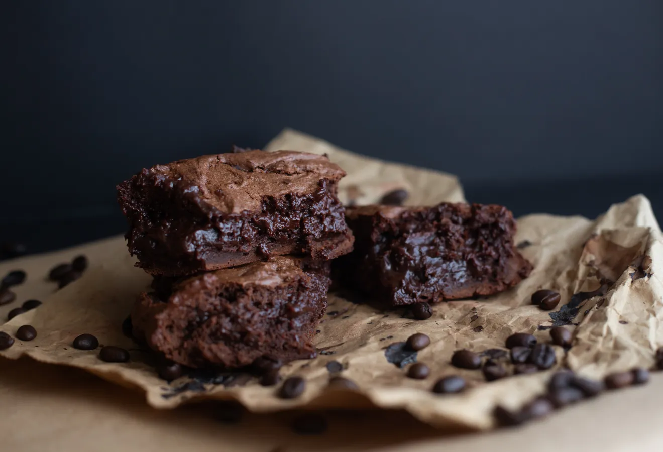 Coffee-Brownies auf Backpapier angerichtet