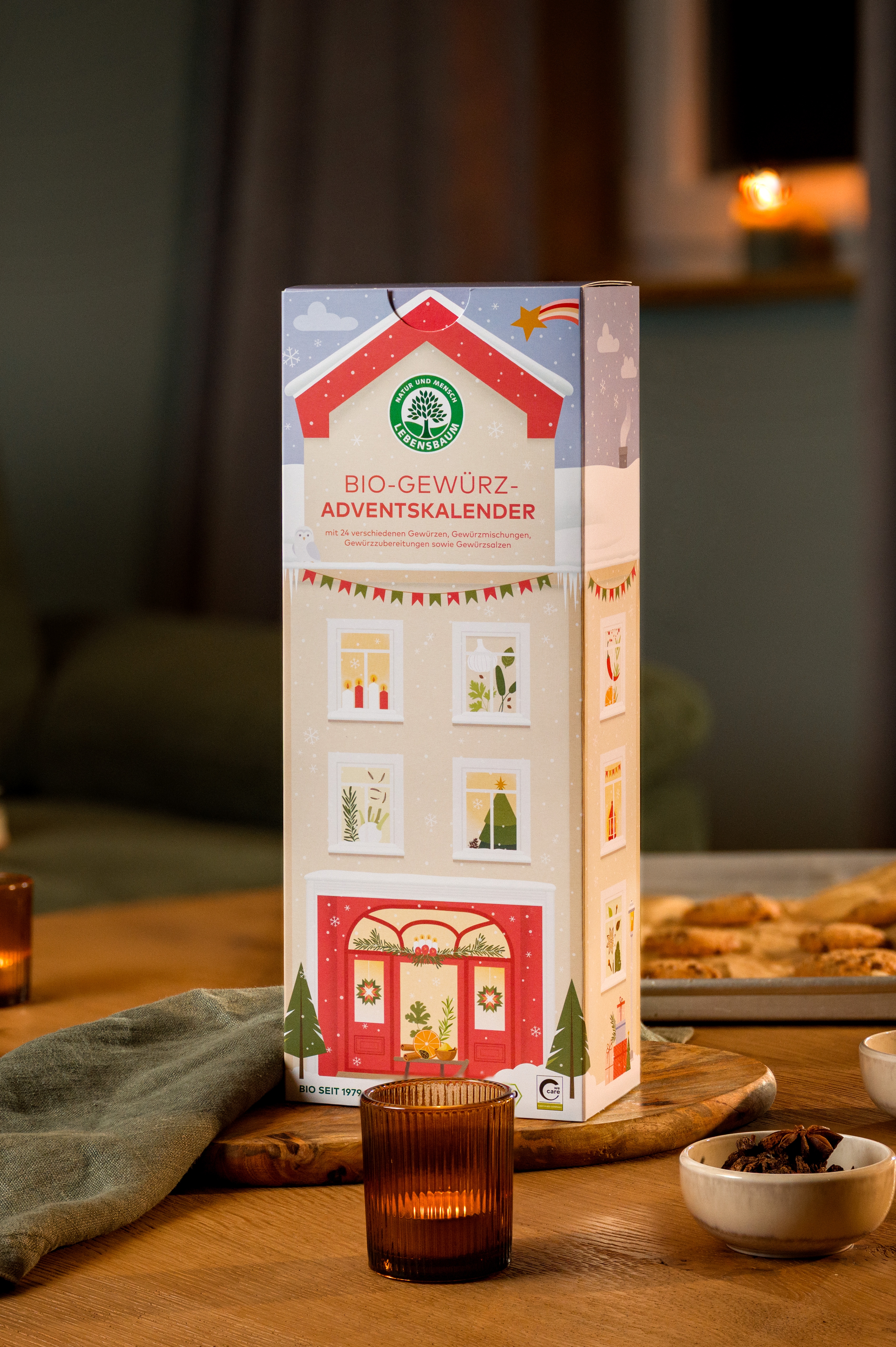 Gewürz-Adventskalender auf einem festlich gedeckten Tisch