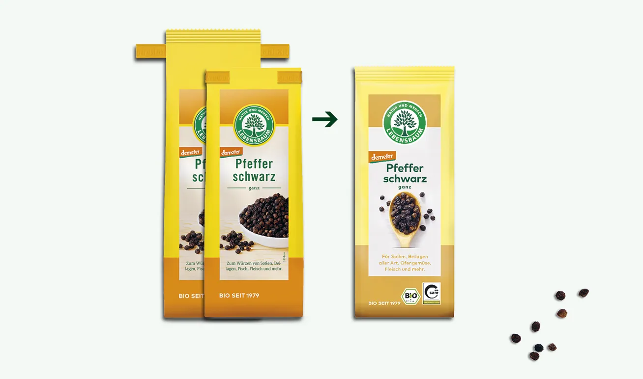 Verpackungsänderung bei schwarzem Pfeffer: Zwei alte gelb-orangefarbene Tüten links, eine neue modernere Tüte rechts, daneben verstreute Pfefferkörner