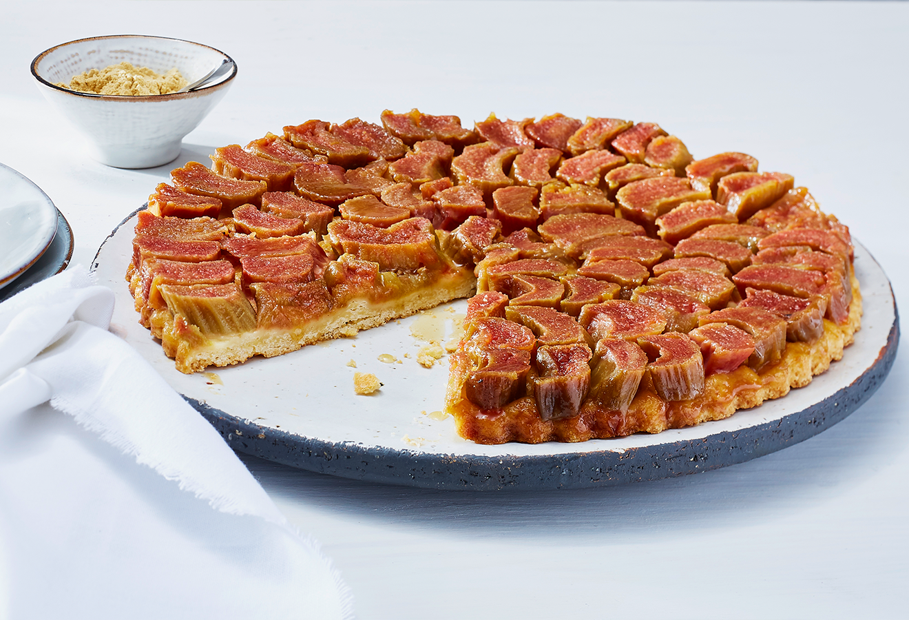 Tarte Tartin mit Rhabarber und Ingwer auf einem weißen Kuchenteller