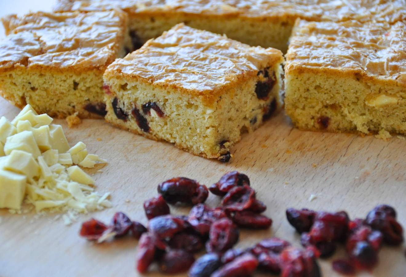Blondies mit Cranberries und weißer Schokolade angerichtet