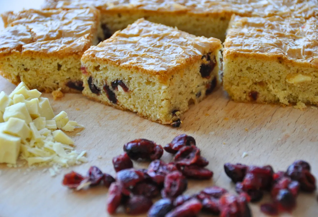 Blondies mit Cranberries und weißer Schokolade angerichtet
