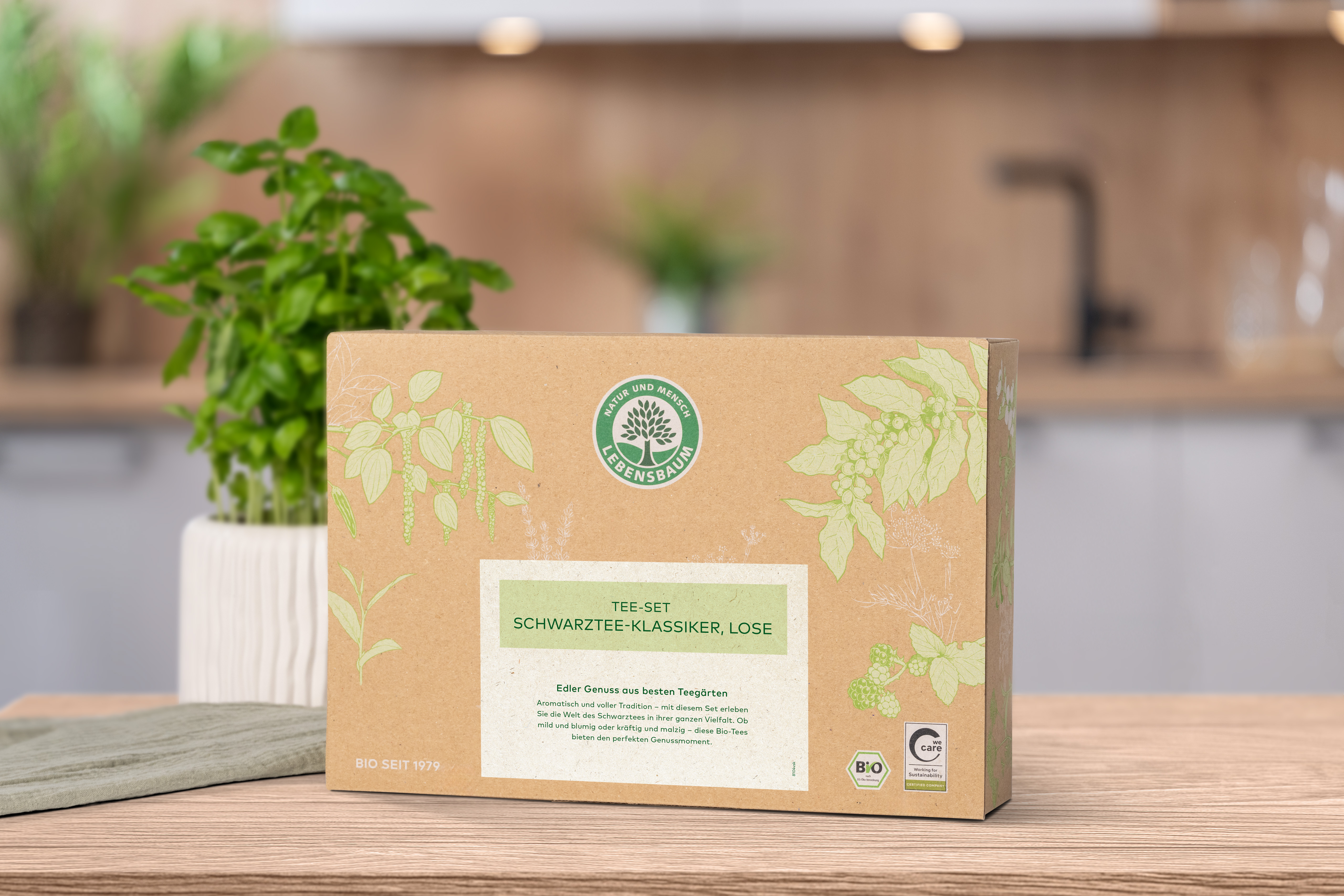 Verschlossenes Geschenk-Set steht auf einem Holztisch in der Küche