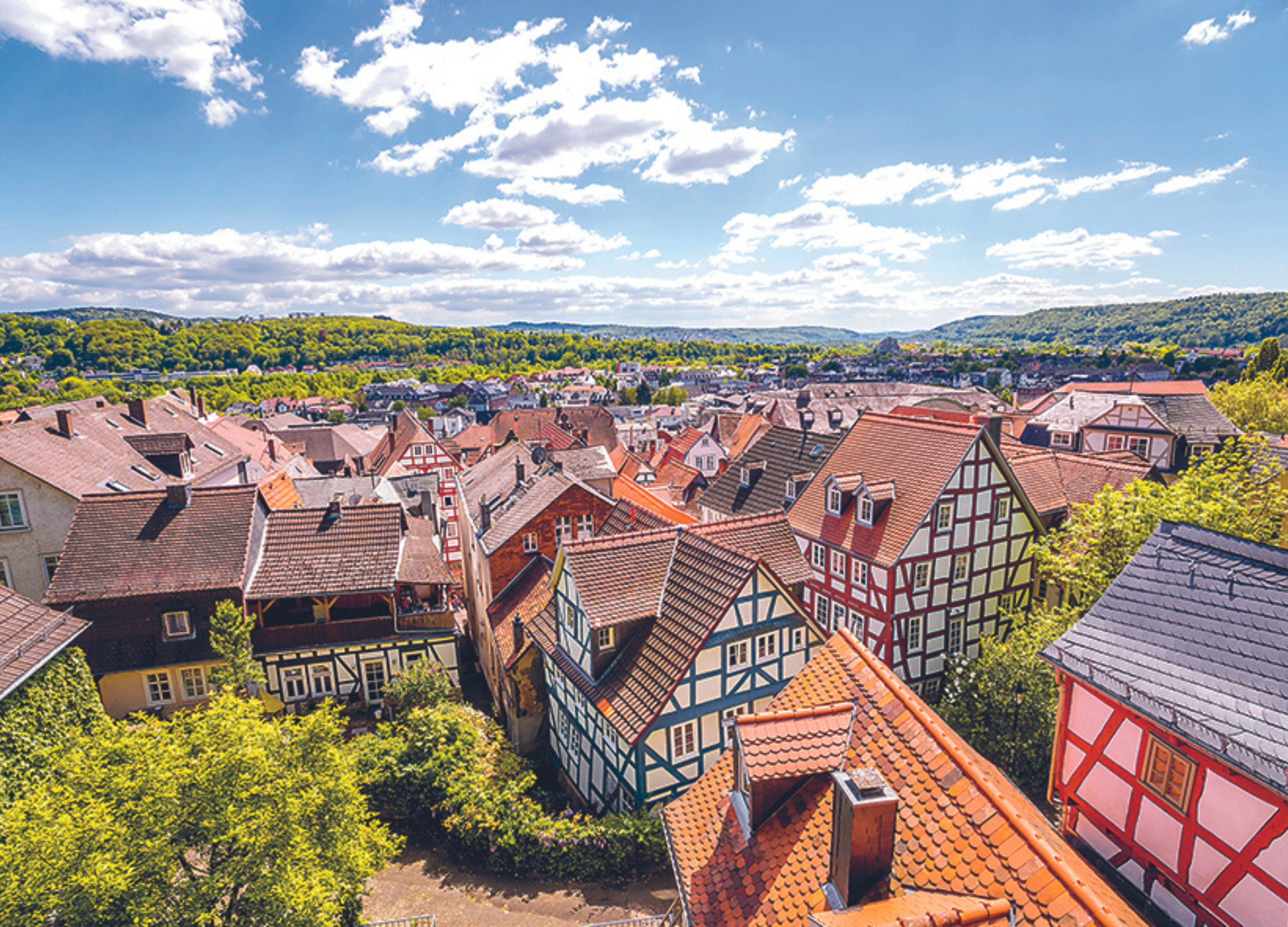 Blick über die Altstadt von Lohra Seelbach mit Fachwerkhäusern und grüner Hügellandschaft im Hintergrund